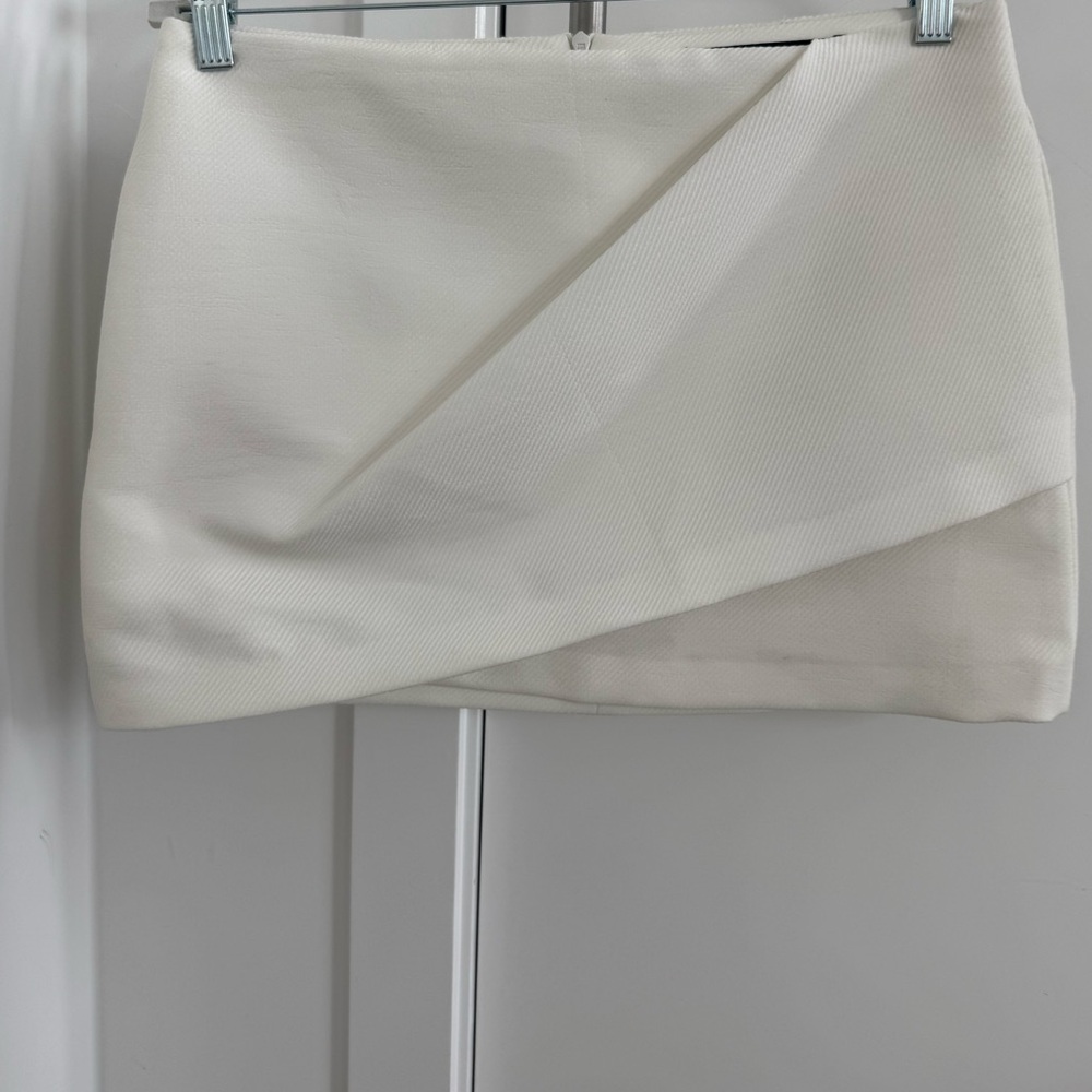 ZARA | White textured mini skirt